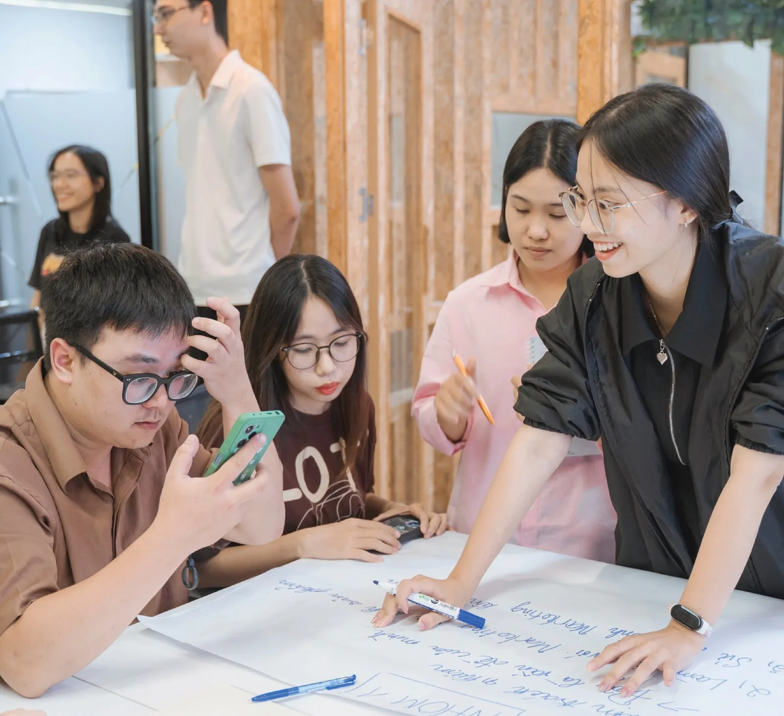 Nhóm nhân viên BICA họp bàn ý tưởng