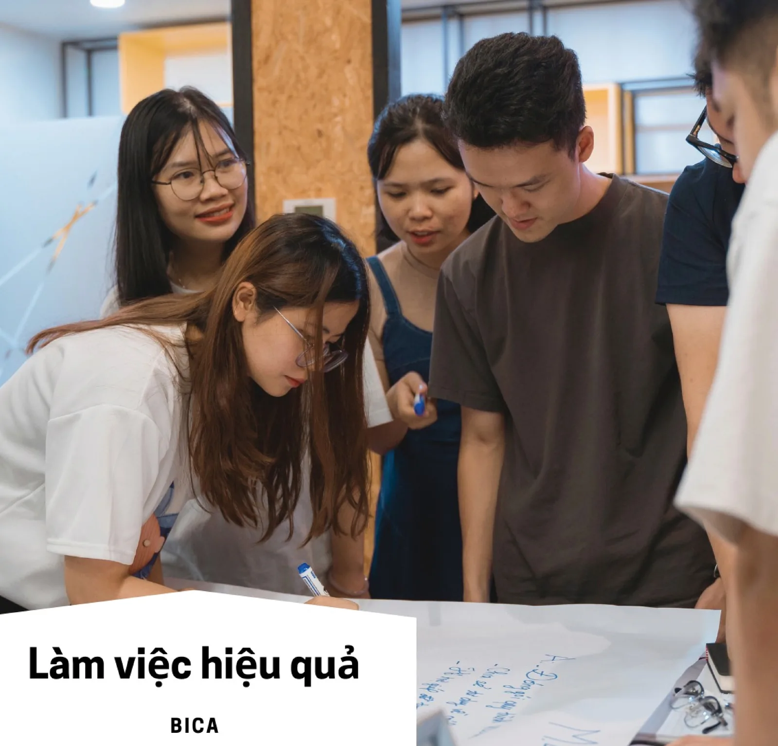 Nhóm nhân viên nữ BICA làm việc